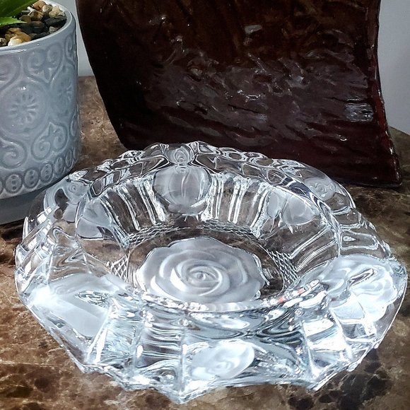 MCM Large Luxe Crystal Cigar Ashtray Cut Glass w/ Centric Frosted Rose & Buds - Picture 5 of 8